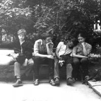 На стройке - Альбертыч и ребята на лавочке...