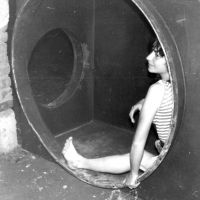 Комикс 2, Сцена 4 - Дама из трубы манит обнаженной ножкой......