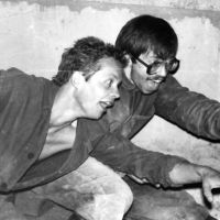 Комикс 2, Сцена 6 - Два строителя клюют на приманку дамы из трубы...