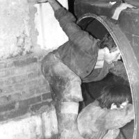 Комикс 2, Сцена 7 - Два строителя бросаются в трубу в поисках дамы и попадают в ловушку...